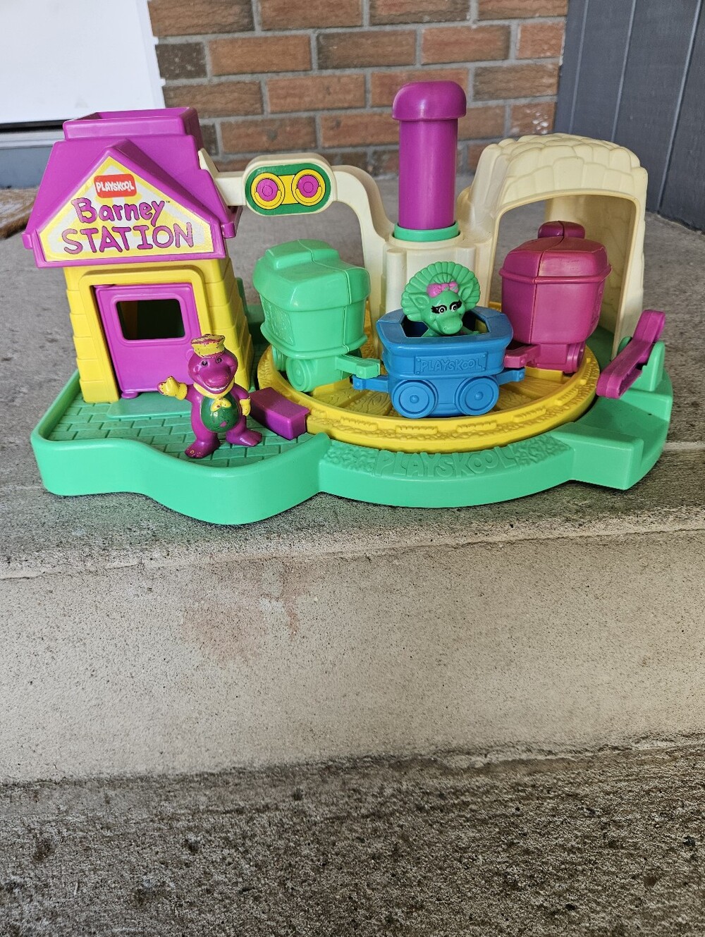 VTG 1990 Playskool Barney And Baby Bop Train Station